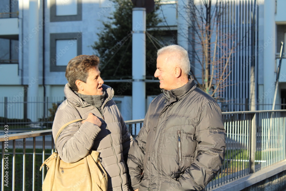 Coppia di Pensionati sereni e felici in giro per la città Coppia di Pensionati sereni e felici in giro per la città