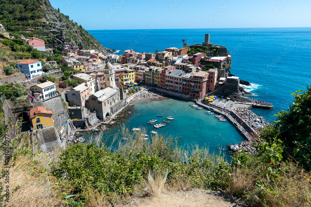 Naklejka premium Vernazza, Italy, July 27, 2023.View of the coast of Vernazza