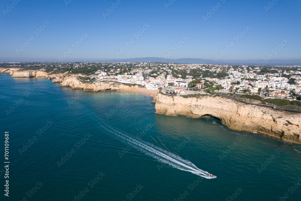 Carvoeiro Portugalia, miasto i plaża z góry
Carvoeiro Portugalia, miasto i plaża z góry