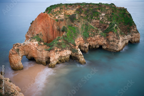 Skaliste formacje przy brzegu oceanu, Portimao Portugalia photo