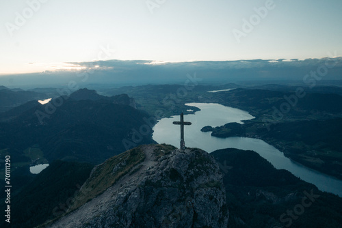 Obraz na płótnie Schafberg mountain top with cross at sunset, Salzburg Land, Austria w salonie