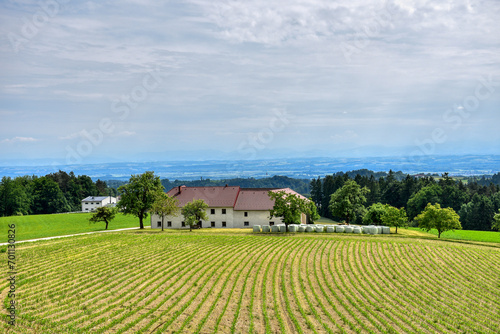 Mühlviertel, Oberösterreich, Hügelland, Landwirtschaft, Wiesen, Felder, Wiese, Feld, Acker, Wald, Baum, Bauernhaus, Bauernhäuser, Vierkanter, Hof, Vierkanthof, Tradition, Brauchtum, Sommer, Erntezeit,