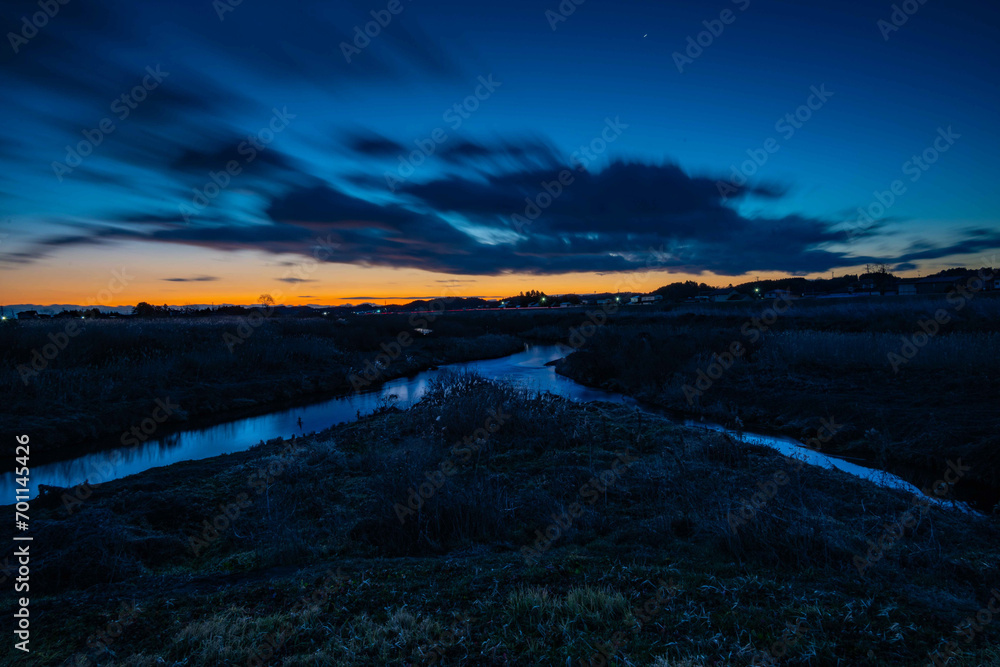 Naklejka premium 河川合流地点の日の出