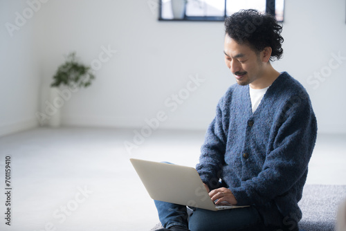 パソコンを操作する髭の男性のクローズアップ 座る