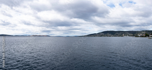 Fotografia Skyline of Hobart (right) on the banks of the Derwent River in Tasmania