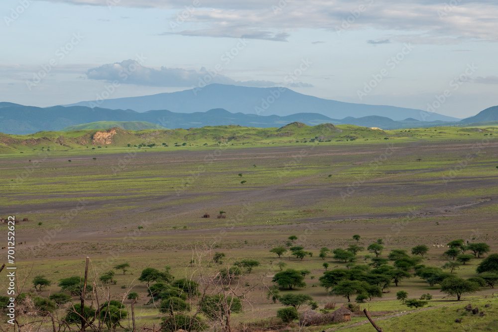 Obraz premium Scenic view of rock formations at Rift Valley at sunrise seen from Mount Ol Doinyo Lengai in Ngorongoro, Tanzania