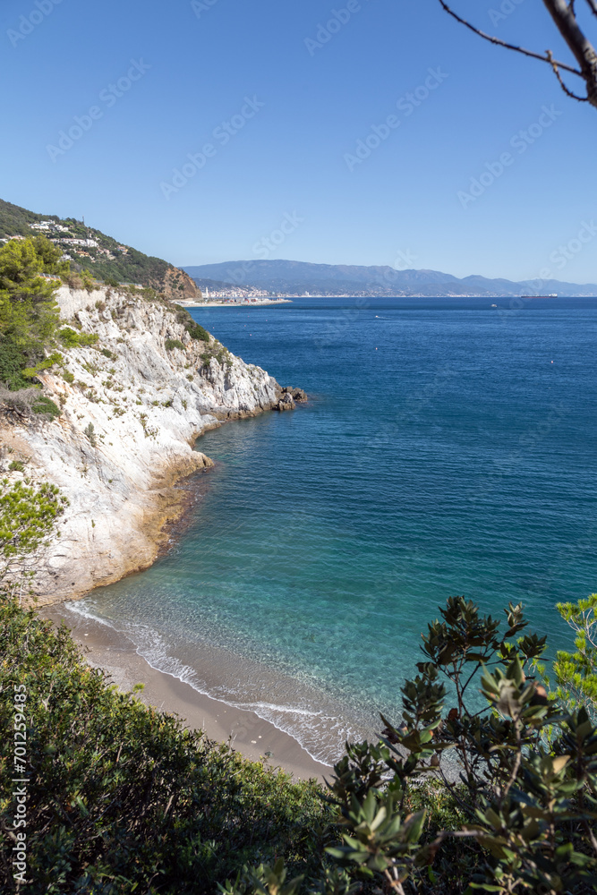 Panoramica sulla costa rocciosa di Punta Prodani a Bergeggi in Liguria