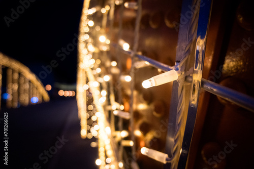 Ozdoby świąteczne w mieście, lampki na przęśle mostu. photo
