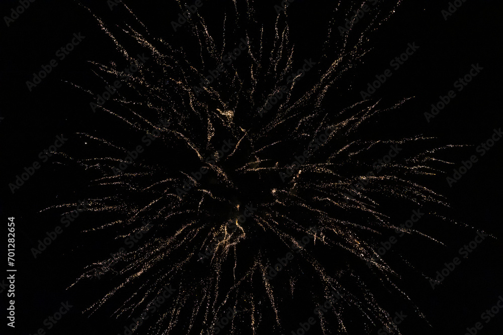 Symbolische Darstellung des Big Bangs anhand des Silvesterfeuerwerks Symbolische Darstellung des Big Bangs anhand des Silvesterfeuerwerks