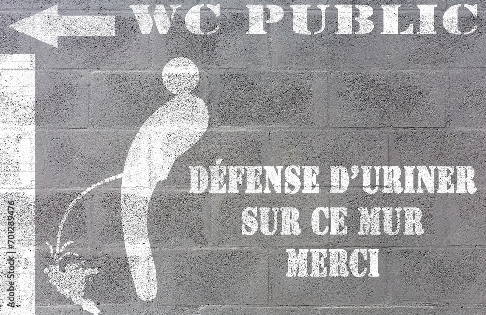 WC public, défense d’uriner, marquage sur mur en parpaings Stock Photo Adobe Stock