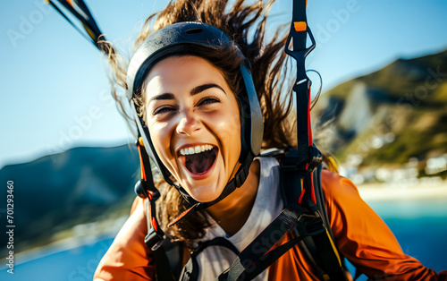 Femme effectuant un saut en parapente en montagne © Concept Photo Studio