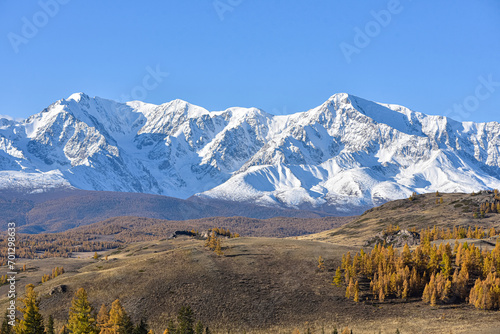 Mountain landscape. Mountain peaks covered with snow in autumn. © Renovacio