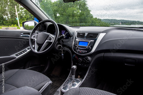 Car interior: dashboard, multimedia, steering wheel. © Renovacio