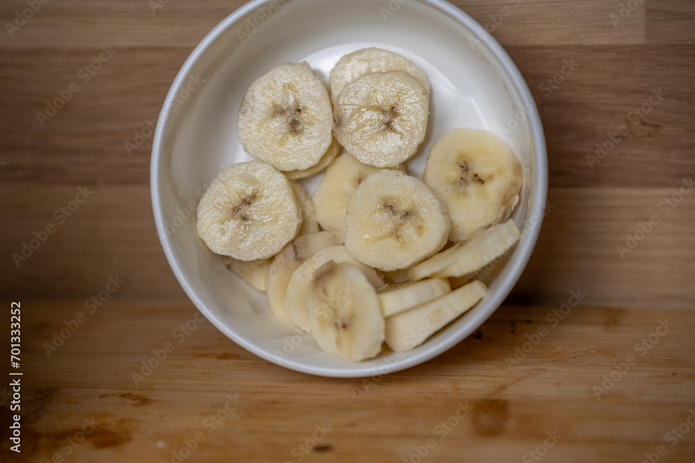 Bananes coupées dans un ramequin pour un petit déjeuner Bananes coupées dans un ramequin pour un petit déjeuner