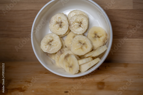 Bananes coupées dans un ramequin pour un petit déjeuner