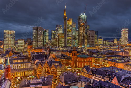 Weihnachtsmarkt, Altstadt und Skyline Frankfurt