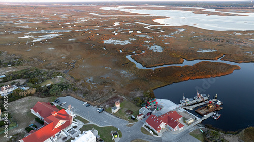 Φωτογραφία Aerial view of a wetland ecosystem with intricate water patterns and marsh vegetation at dusk