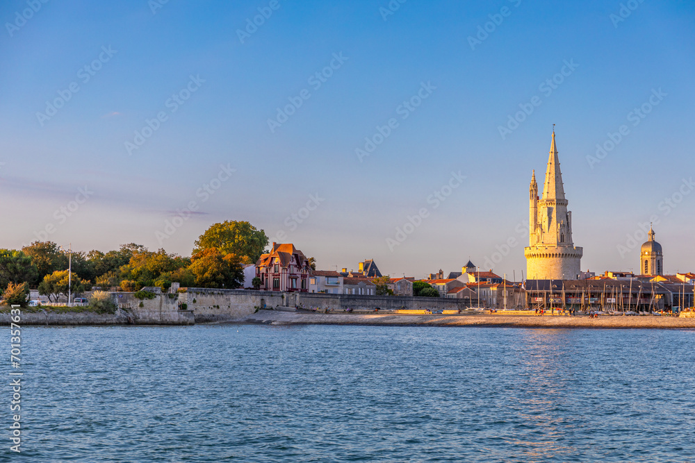 Obraz premium Tour de la Lanterne, fortifications de La Rochelle, depuis la mer au soleil couchant