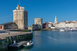 Tours du Vieux-Port de La Rochelle au soleil de début de matinée en été