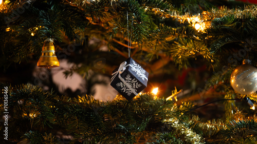Weihnachtlicher Tannenbaum mit Dekoration