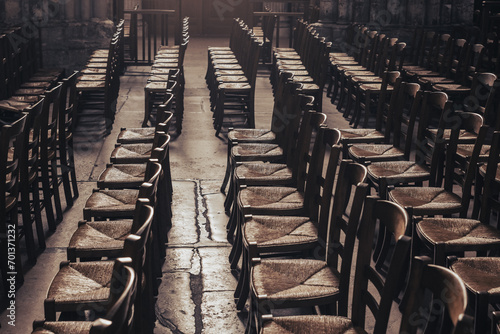 des sièges de prière dans une église catholique © shocky