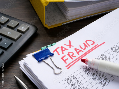 Konstfotografi Financial reporting and marking tax fraud.