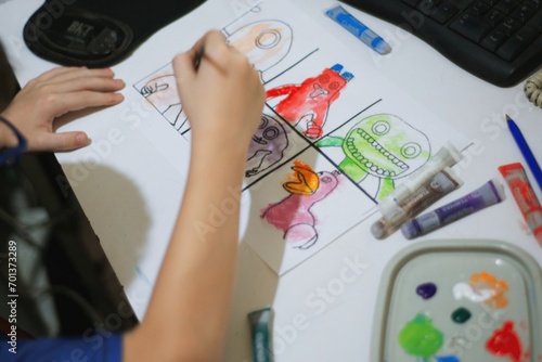 Niño pintando con témperas sobre papel