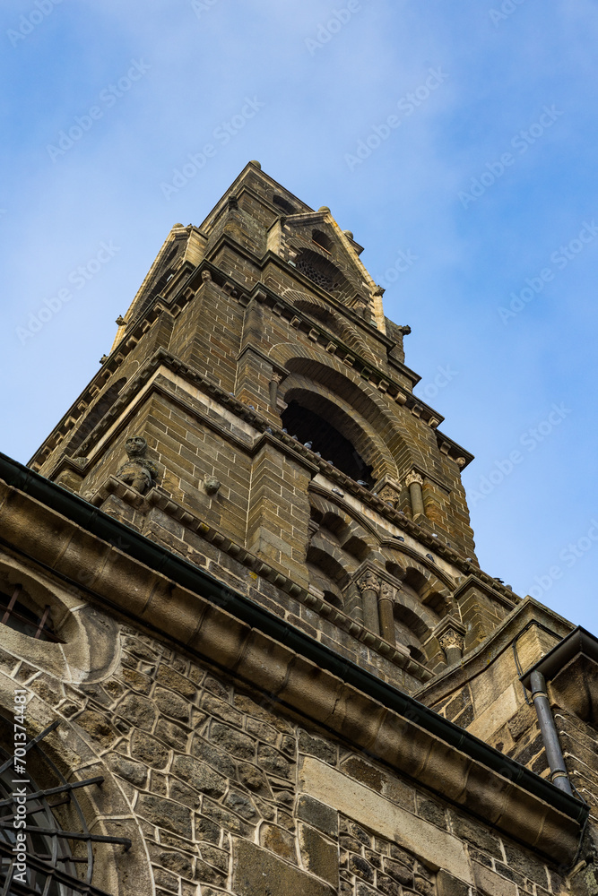 Clocher haut de 56 mètres de la Cathédrale Notre-Dame du Puy au Puy-en-Velay, en Auvergne