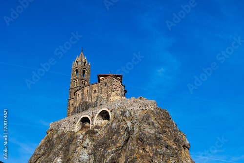 Église Saint-Michel d’Aiguilhe construite au sommet d’un rocher basaltique en forme d’aiguille près du Puy-en-Velay en Auvergne