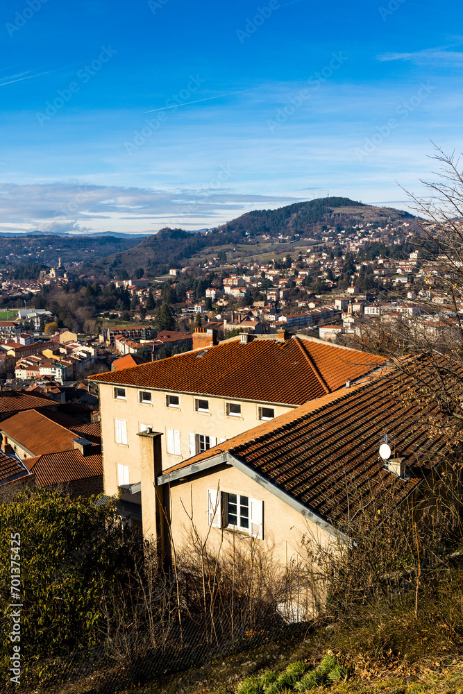 Obraz premium Panorama sur l’ouest de la ville et le Mont Denise depuis le Rocher Corneille au Puy-en-Velay en Auvergne