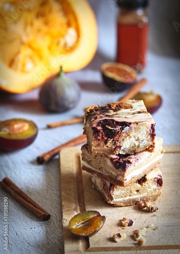 Pumpkin chesecace with plum jam - sernik dyniowy z powidłami śliwkowymi