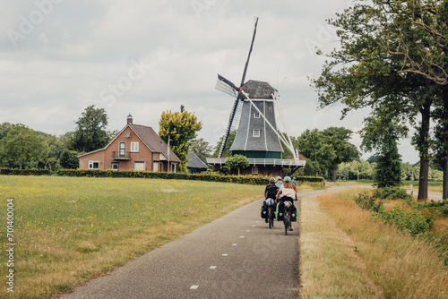 Familie passiert während einer Fahrradtour durch die Niederlande eine typische holländische Windmühle