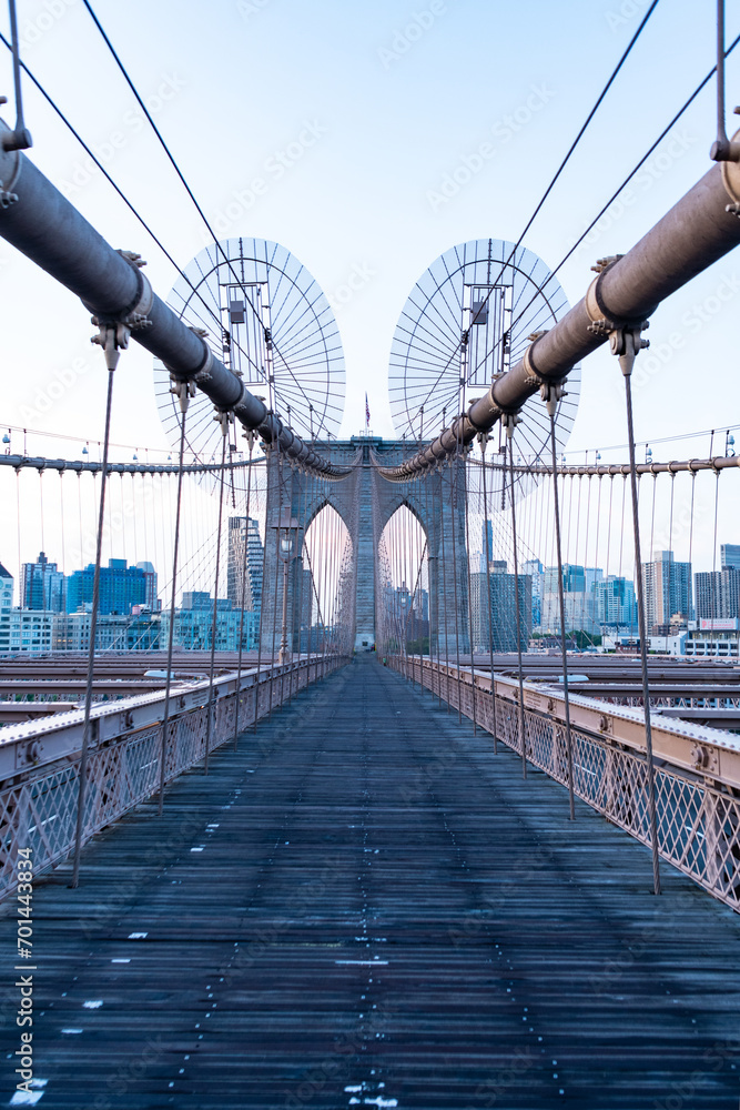 Obraz premium brooklyn bridge in new york. way to manhattan. urban architecture of new york city. Brooklyn skyline. Brooklyn bridge in ny, usa. brooklyn landmark. urban bridge architecture