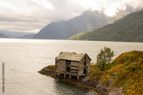 Fotografia Old shelter on the mountains lake