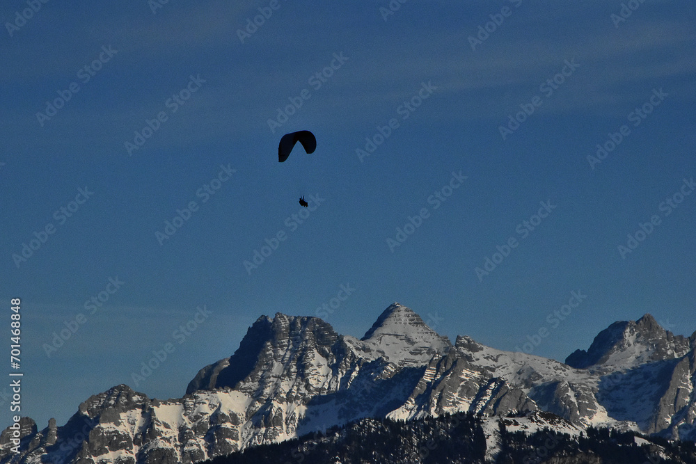 Paragleiter vor den Loferer Steinbergen in Tirol Paragleiter vor den Loferer Steinbergen in Tirol