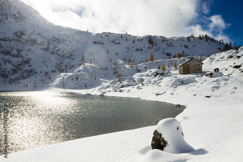 Beautiful small alpine lake in winter season landscape © elleonzebon