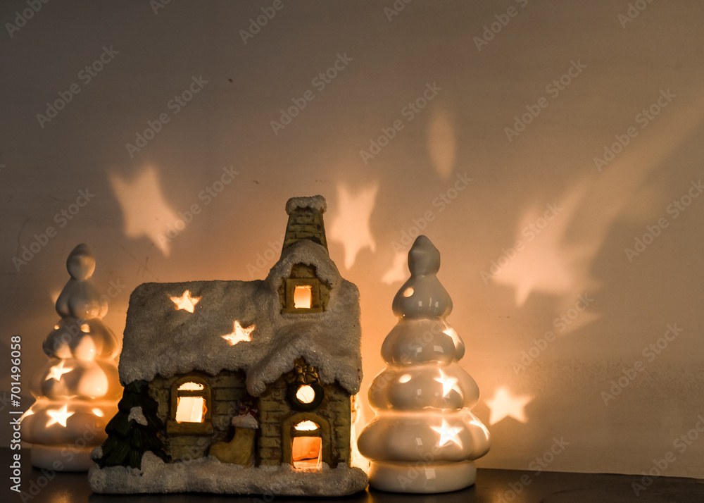 dekoracja świąteczna ze świateł, oświetlony domek i choinki ze światłem. - obrazy, fototapety, plakaty 