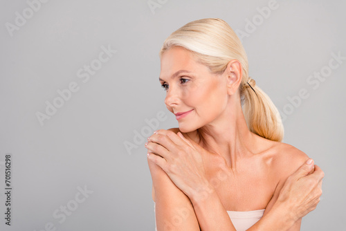 Foto Photo of lovely pensioner woman touch herself shoulders enjoy pampering procedur
