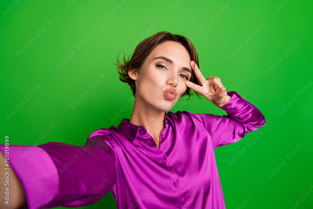 Photo of charming gorgeous girl wear stylish magenta clothes v-sign weekend party vacation isolated on green color background Photo of charming gorgeous girl wear stylish magenta clothes v-sign weekend party vacation isolated on green color background