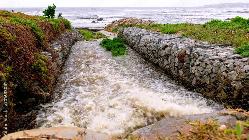 Vidéo Stock Rainwater runoff gushing out of stormwater drain with ...