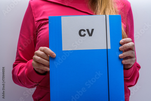 Młoda dziewczyna podczas rekrutacji trzyma w dłoniach swoje CV curriculum vitae