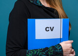 Dziewczyna trzyma w rękach teczkę z napisem CV, rozmowa kwalifikacyjna