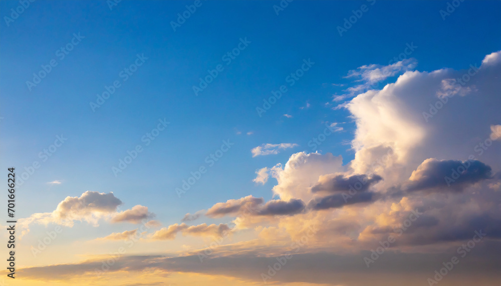 Obraz premium Blue sky background with clouds at sunset