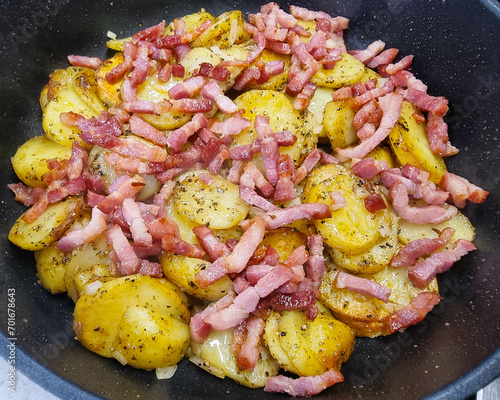 Bauernfrühstück Bratkartoffeln mit Speck und Ei photo