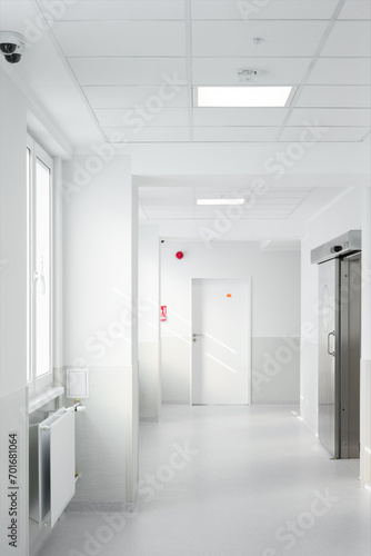 Zupełnie nowy wnętrze korytarza w szpitalu/klinice, wyposażony w nowe meble © Robert
