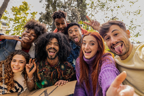 Fotografía selfie of fellow multicultural students looking at camera