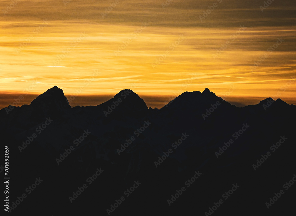 Berge im Sonnenuntergang im Winter