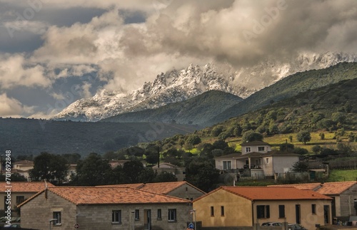 Village devant les montagnes enneigées à Casamozza, Corse, France