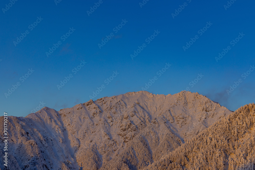 Fototapeta premium 快晴の冬の越百山