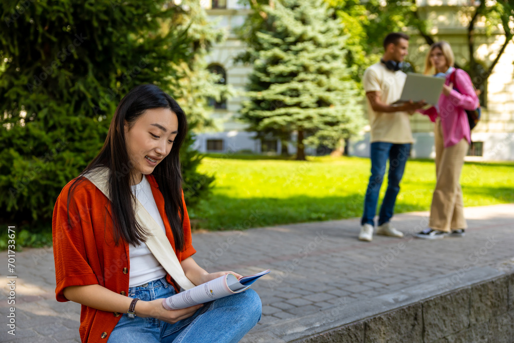 Obraz premium Asian pretty young girl preparing to the exams
